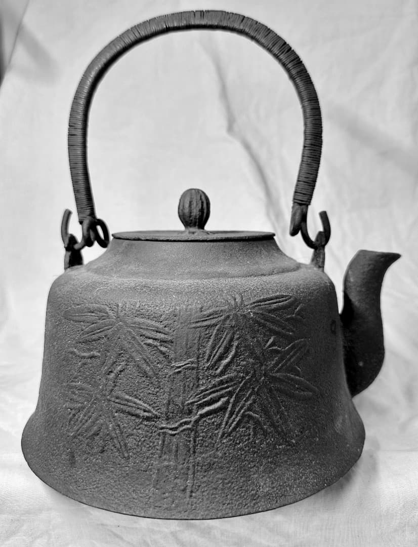 鋳鉄製 鉄瓶 刻印あり・竹と鳥柄