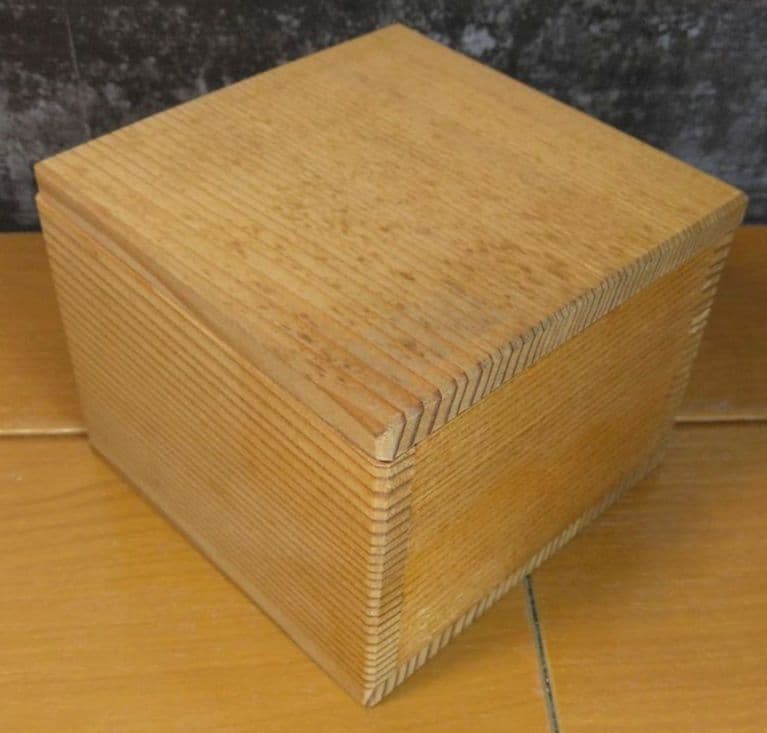 人間国宝 金城次郎 酒盃 栞 共箱 やちむん 壺屋焼 壷屋焼 魚紋ぐい呑