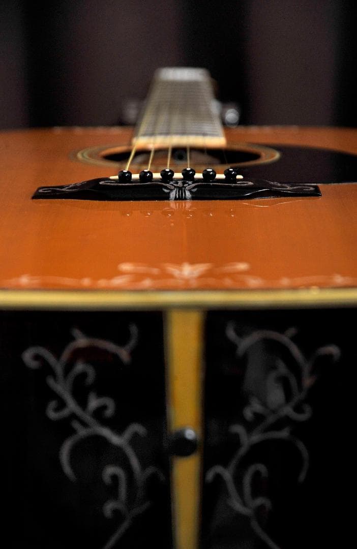 ★MORRIS Wシリーズの華やかな場面で演出を高める【彫刻装飾ギター】