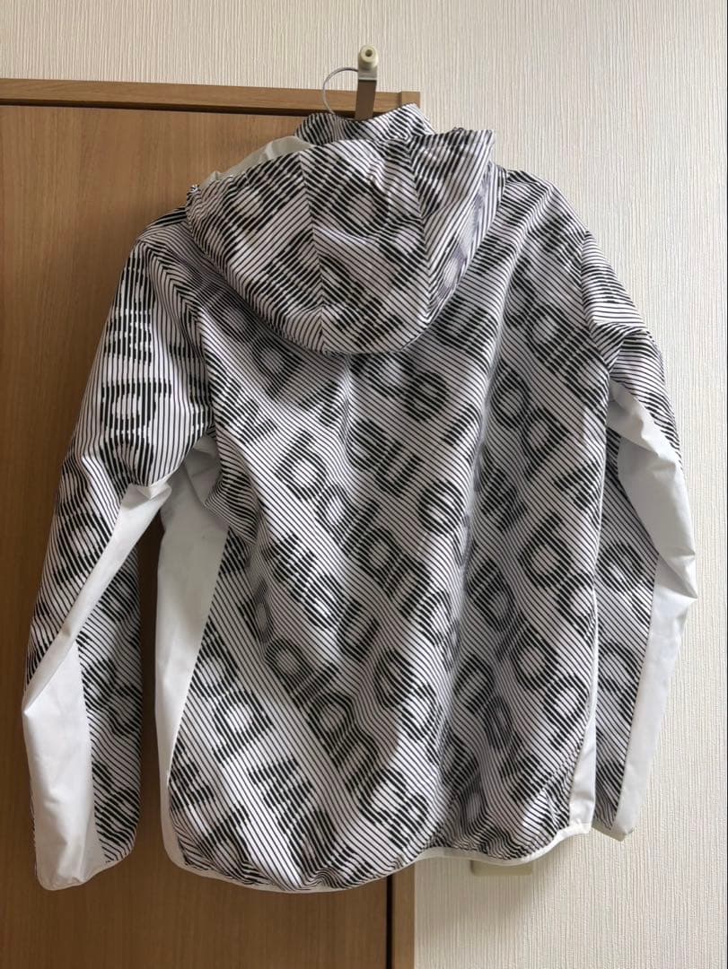 New Balanceストライプジャケット フード付き