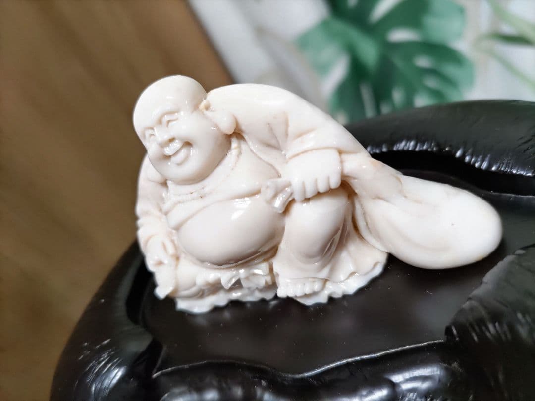 送料込　天然サンゴ 宝石白珊瑚 布袋尊 鑑別保証書 洪順利 作品証明書付 七福神