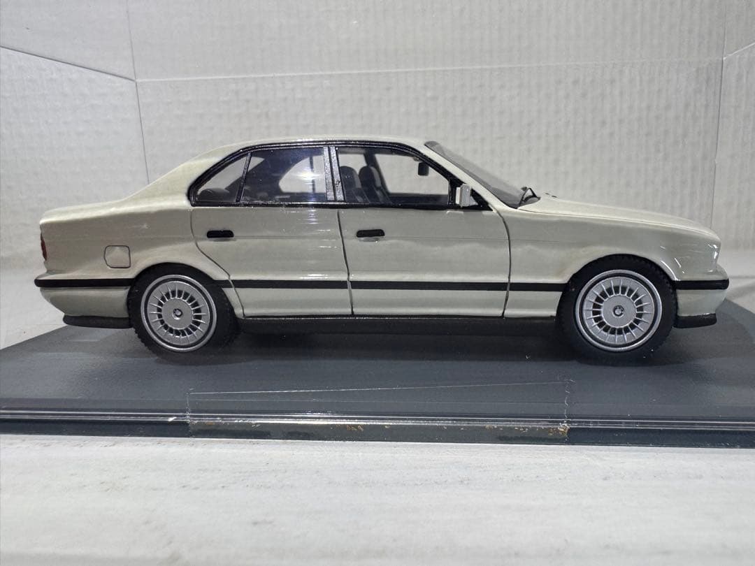  M5 (E34) 1/43 スケールモデル