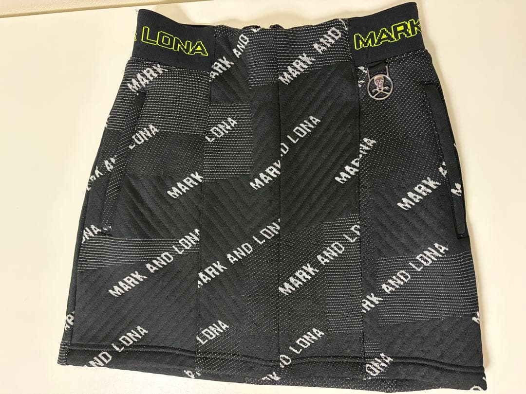 MARK AND LONA ロゴプリントスカート