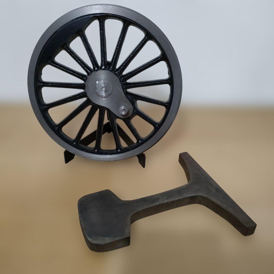 蒸気機関車のレプリカの動輪と、カットレール　オブジェ　ガーデニング　台座付き