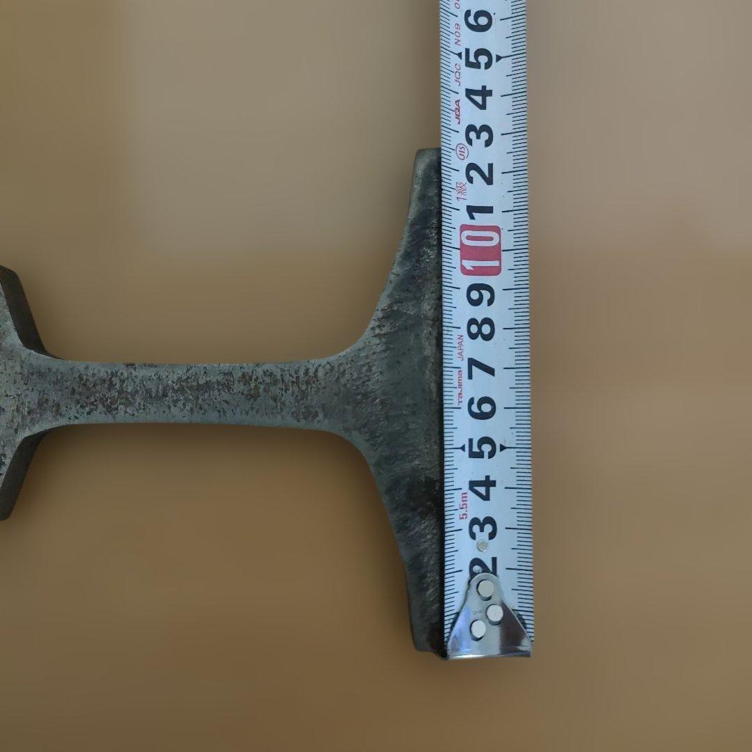 蒸気機関車のレプリカの動輪と、カットレール　オブジェ　ガーデニング　台座付き