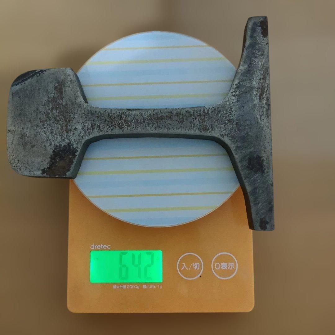 蒸気機関車のレプリカの動輪と、カットレール　オブジェ　ガーデニング　台座付き