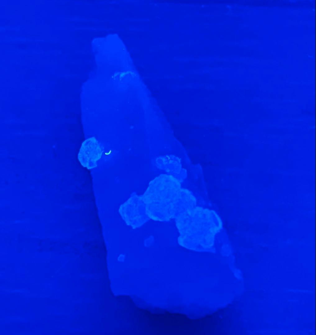 蛍光フローライト　オン　クリスタル