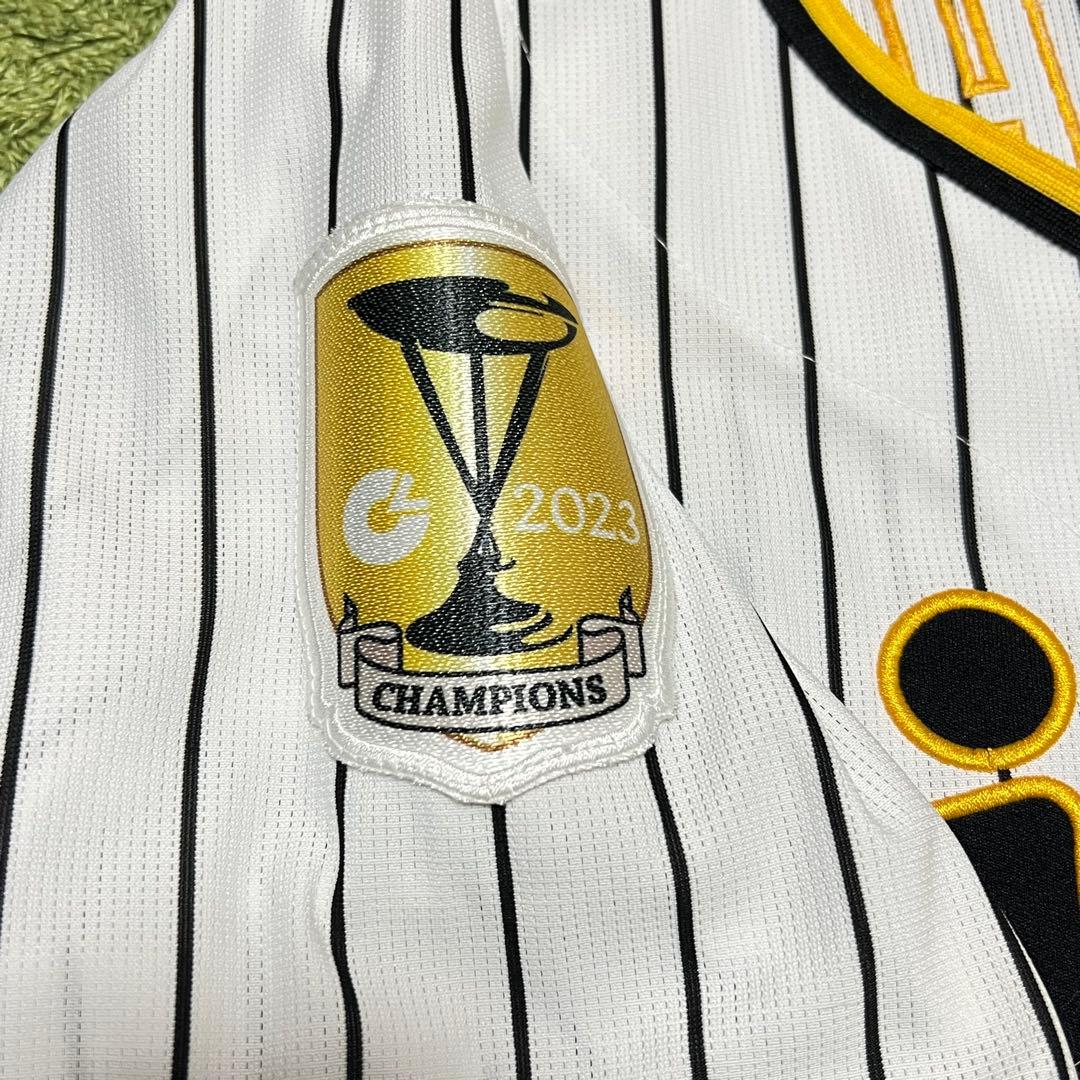 森下翔太チャンピオンエンブレム付き阪神タイガースユニフォーム Mサイズ