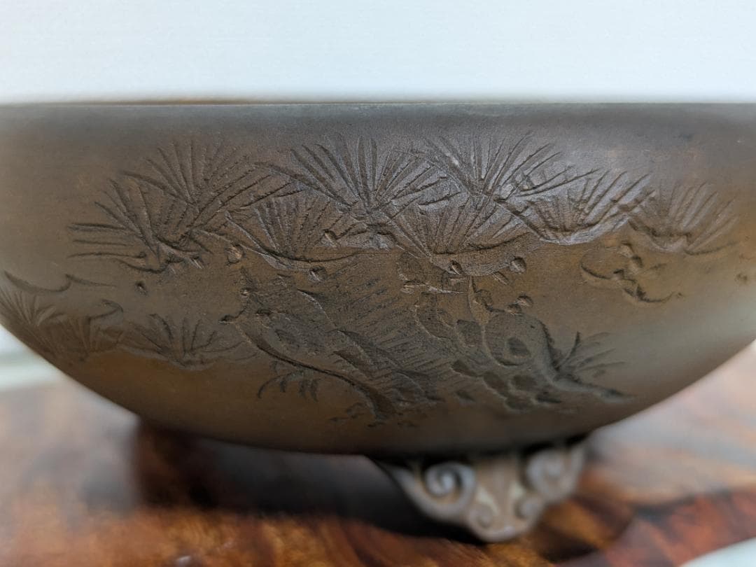 柴泥松刻雲脚丸鉢　落款「美芸」　直径12㎝×高5㎝