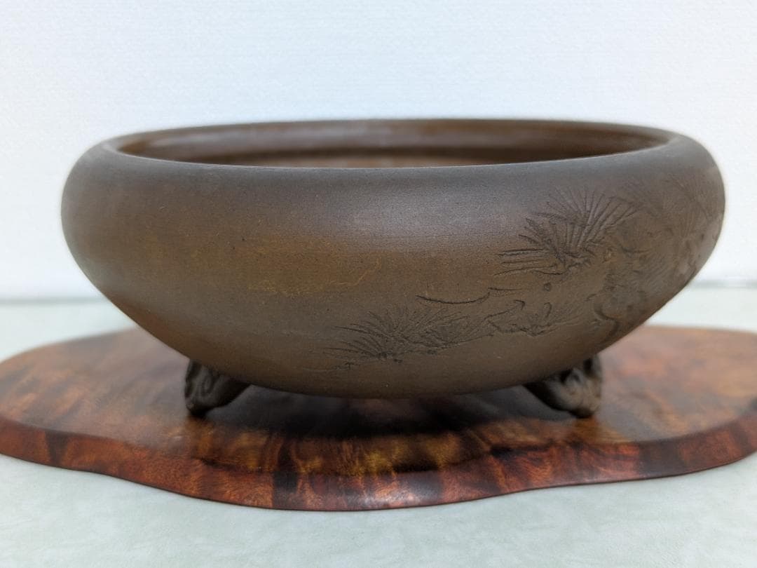 柴泥松刻雲脚丸鉢　落款「美芸」　直径12㎝×高5㎝