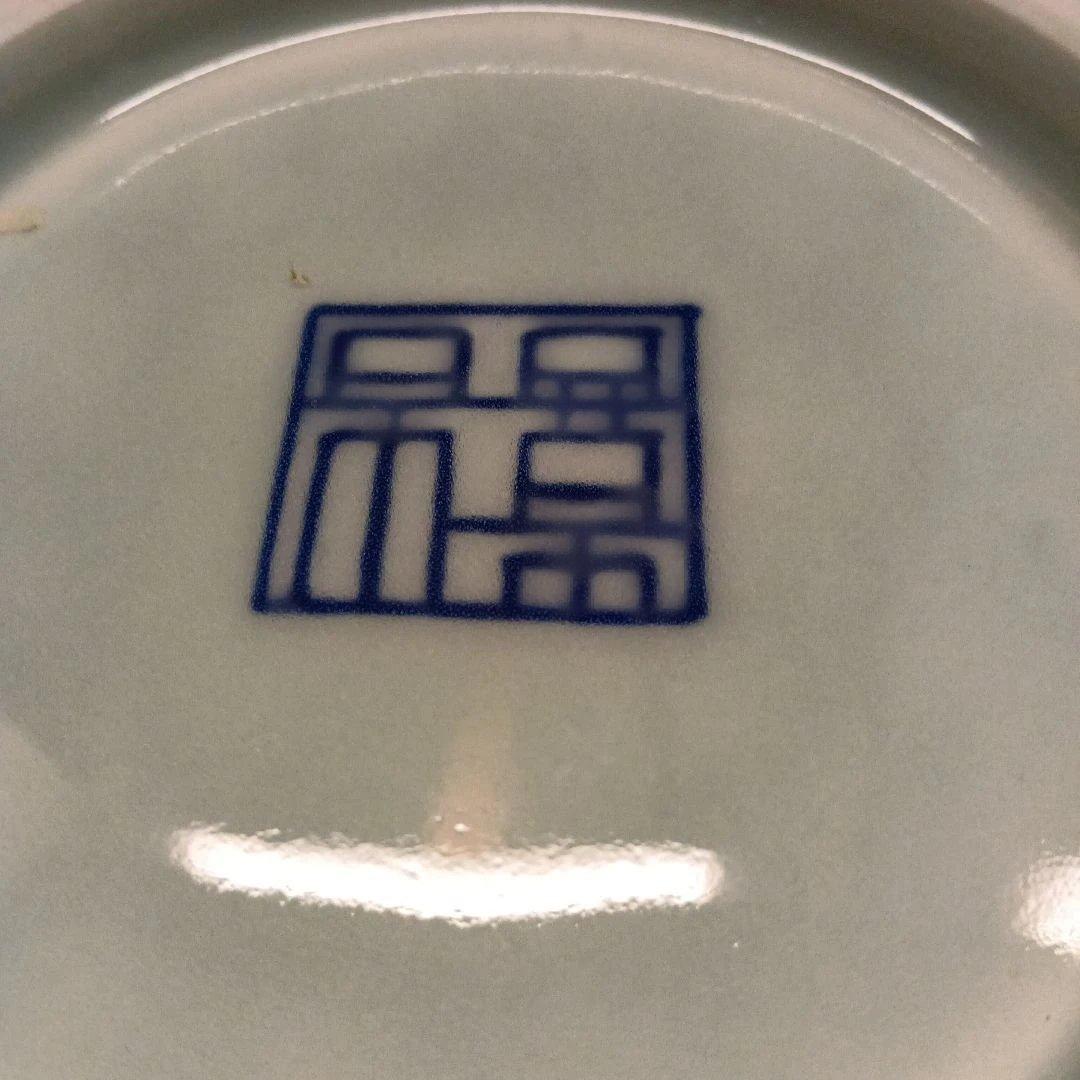 青と白の蓮の花模様の陶器壺