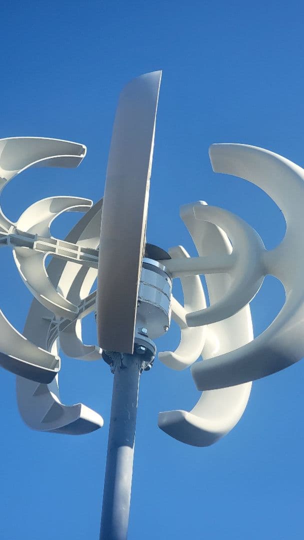 風力発電、垂直型 800w12v 白色 コントローラ付き