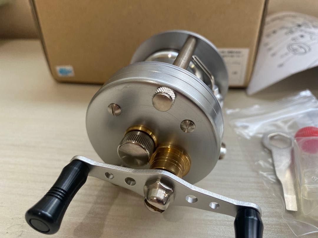 ★☆ 激レア　五十鈴工業　ベイトリール　Tabby 300 タビー　300 新品