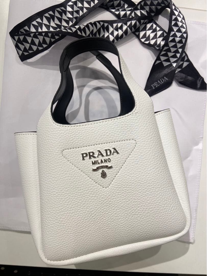 PRADA ホワイトハンドバッグ　ノベルティ