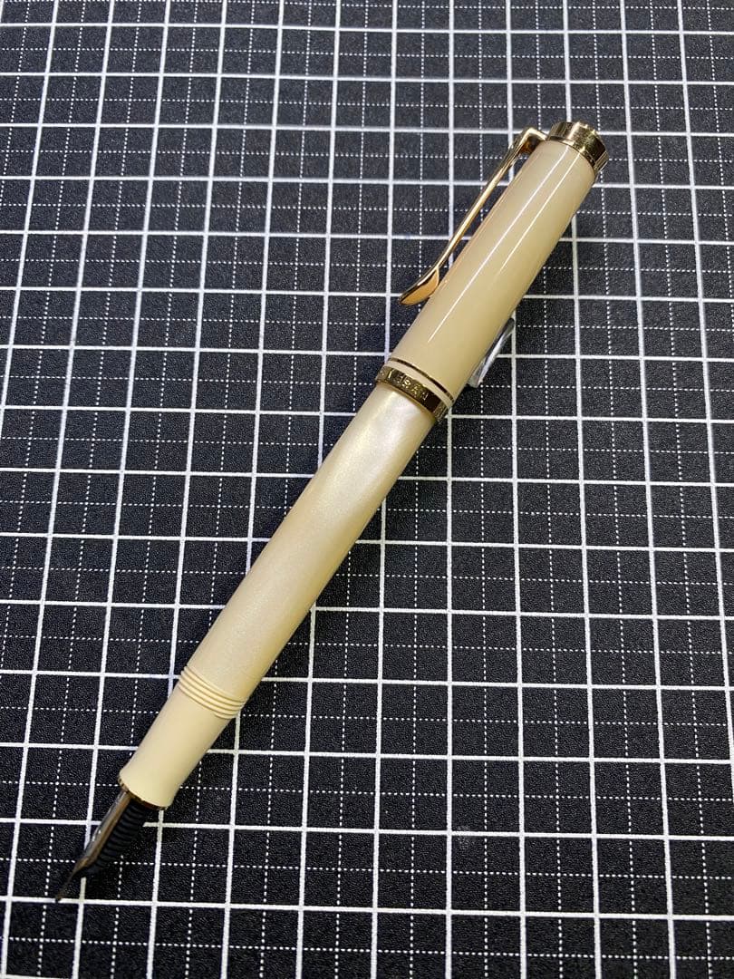 Pelikan Souveran M320 Pearl White 字幅M