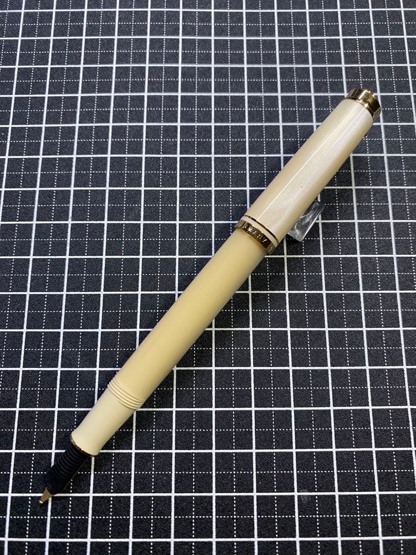 Pelikan Souveran M320 Pearl White 字幅M