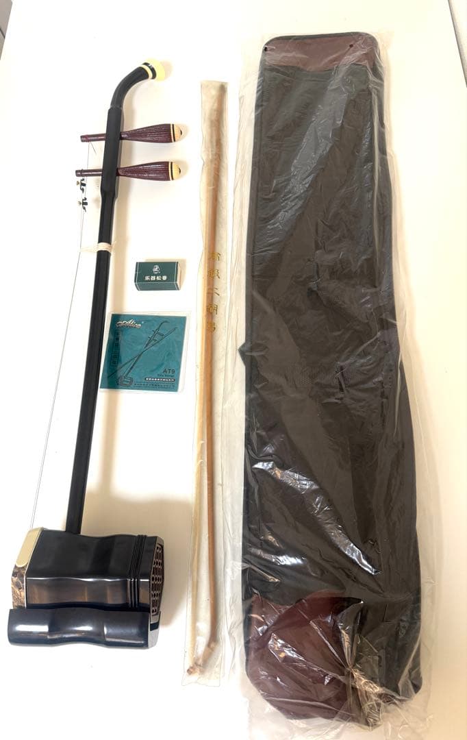 未使用 二胡 、木製 、蛇皮 、弓、ソフトケース 、松脂、予備弦付き。