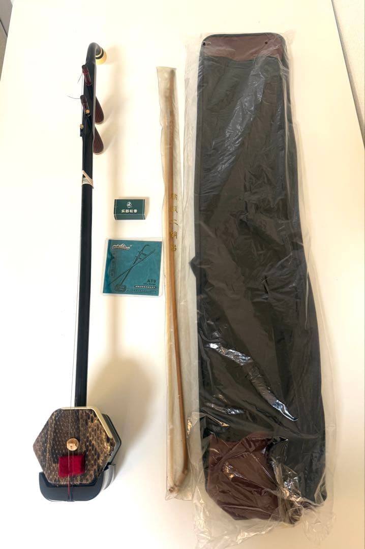 未使用 二胡 、木製 、蛇皮 、弓、ソフトケース 、松脂、予備弦付き。