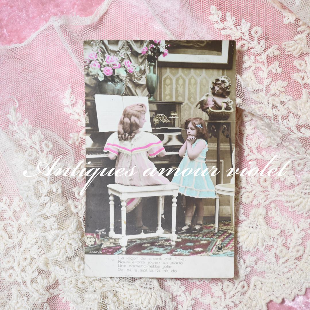 *アンティークポストカード　お歌のレッスンをする可愛い少女たち