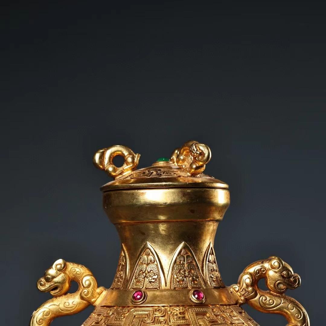 中国古美術・銅製の高浮き彫り鎏金宝石を嵌め缶・茶道具・置物・文房具・案頭・純銅