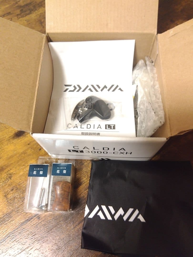 DAIWA 18CALDIA LT3000-CXH 　IOS花梨ノブ