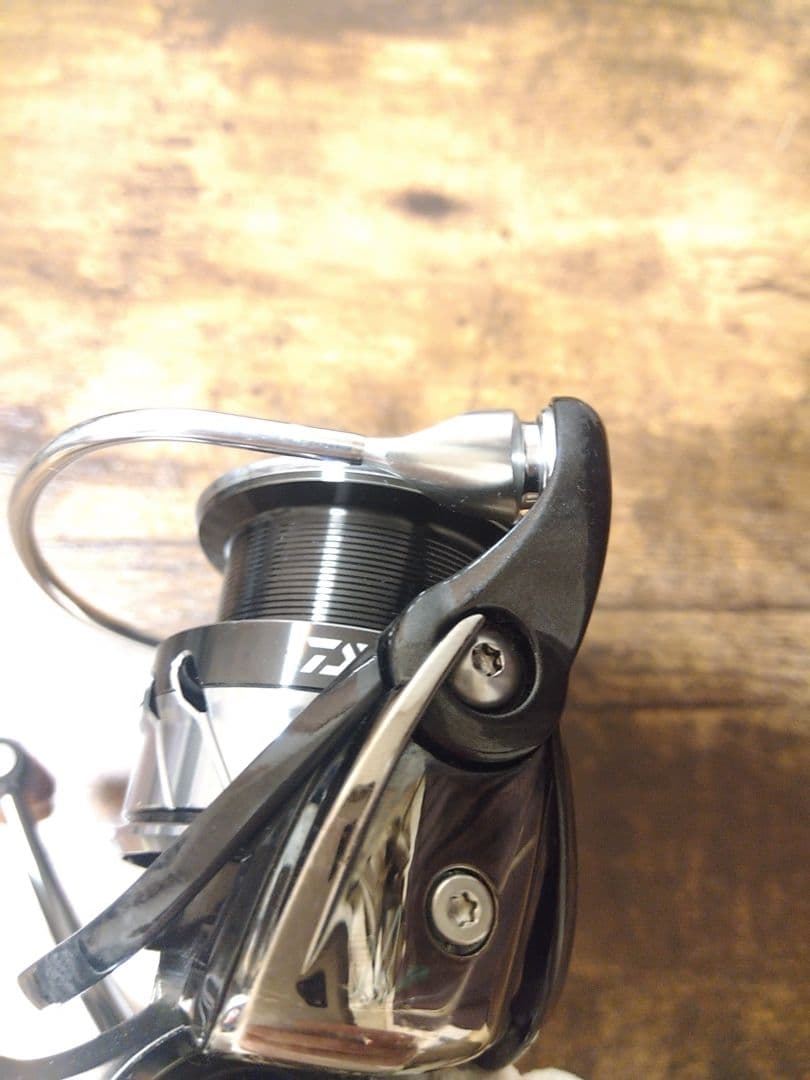 DAIWA 18CALDIA LT3000-CXH 　IOS花梨ノブ