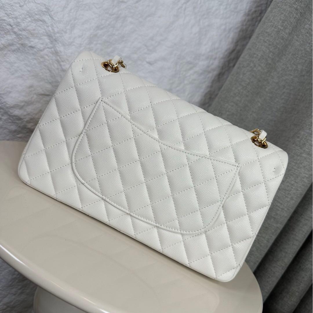 ホワイトのキルティングレザー製、ゴールドチェーン付き ショルダーバッグです