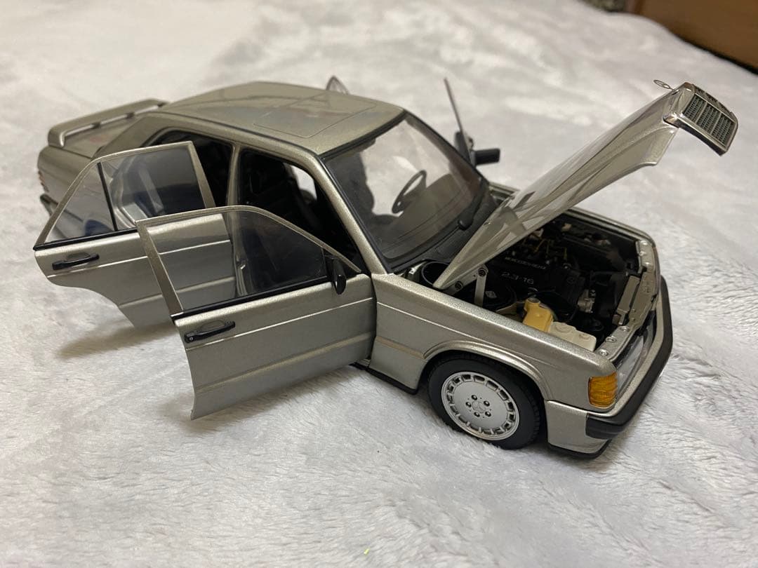 ミニカー AUTOart Mercedes-Benz 190E 1/18