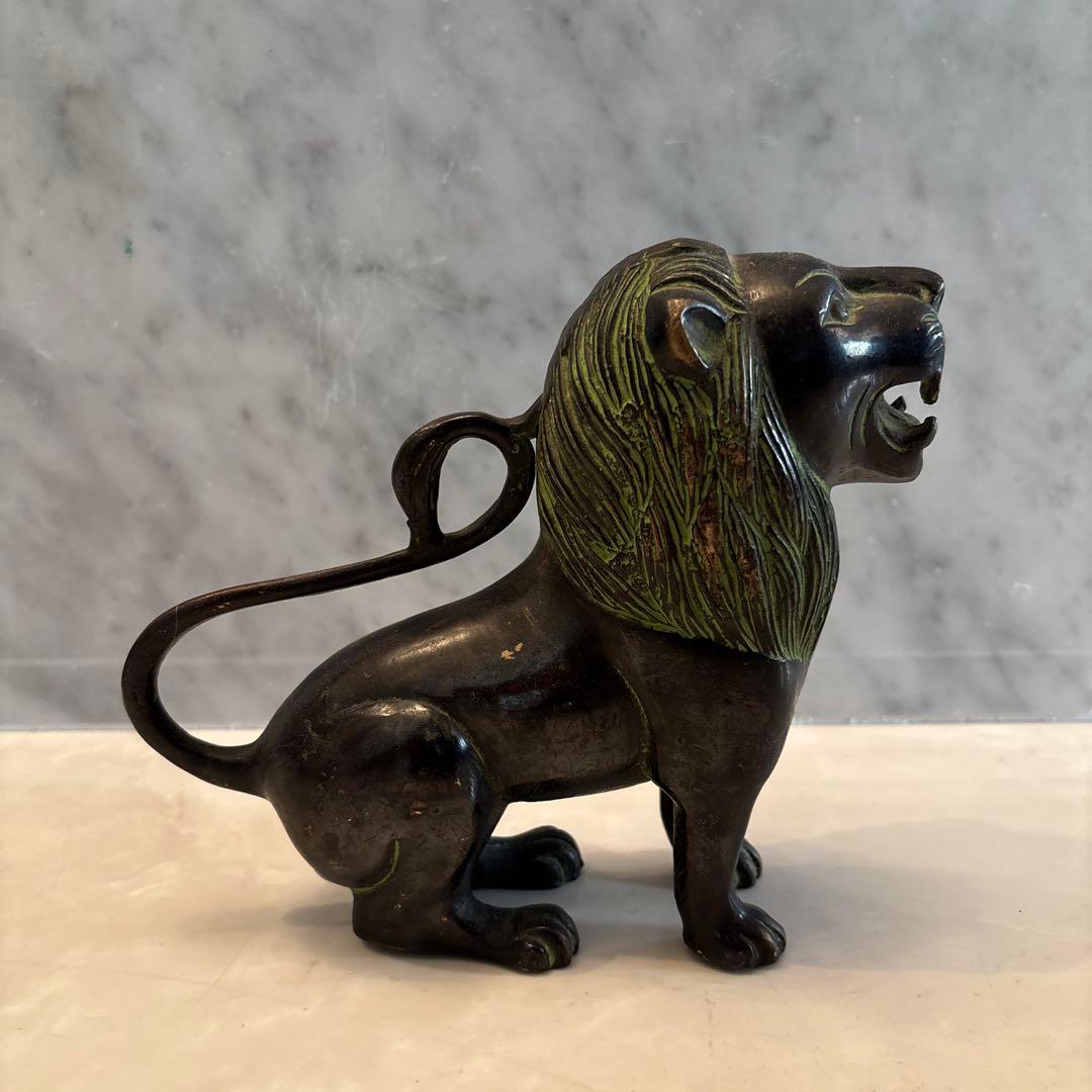 チベットアンティーク　威厳のある姿が美しい銅製のライオン