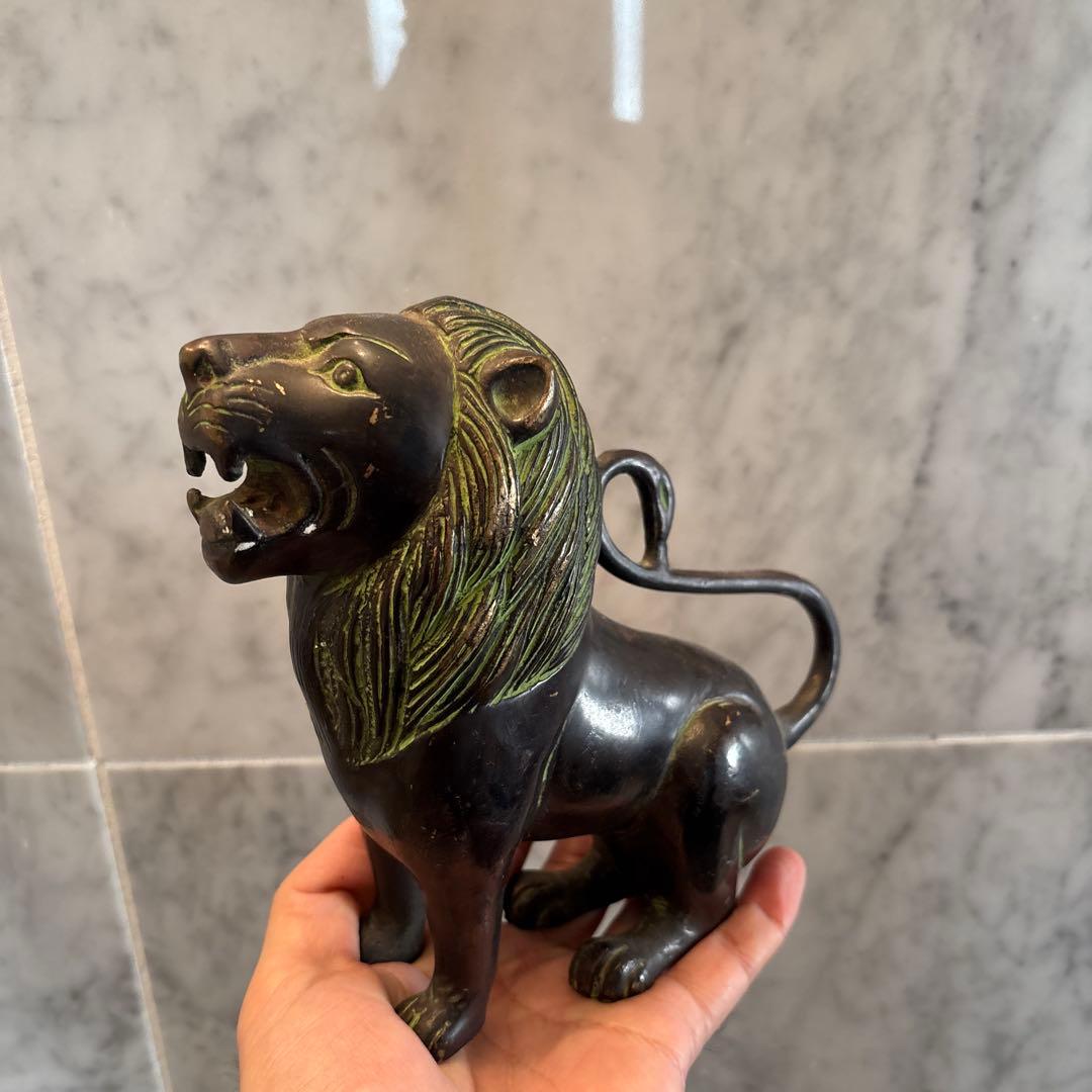 チベットアンティーク　威厳のある姿が美しい銅製のライオン