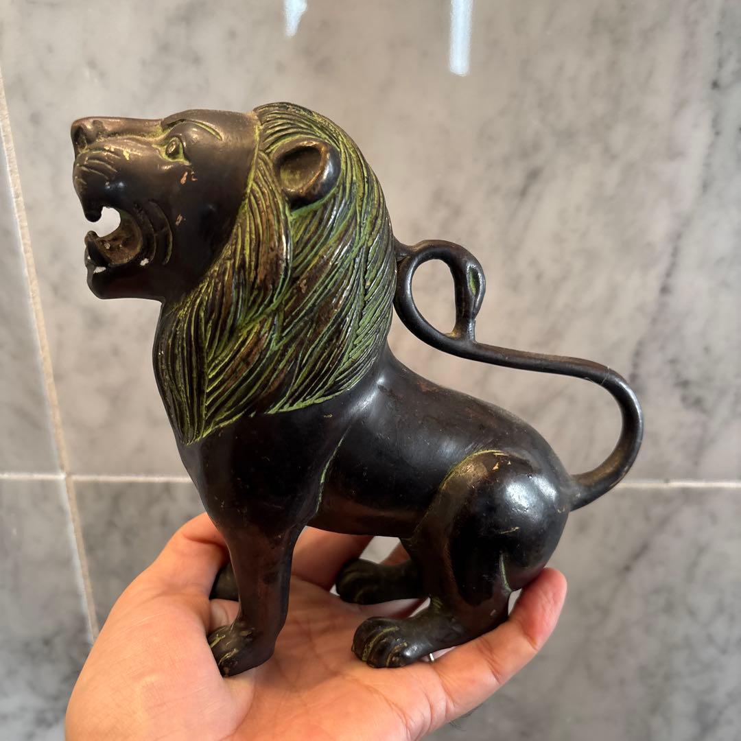 チベットアンティーク　威厳のある姿が美しい銅製のライオン