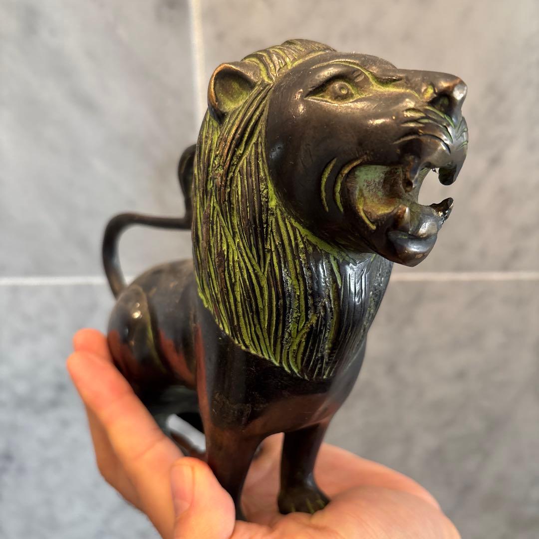 チベットアンティーク　威厳のある姿が美しい銅製のライオン