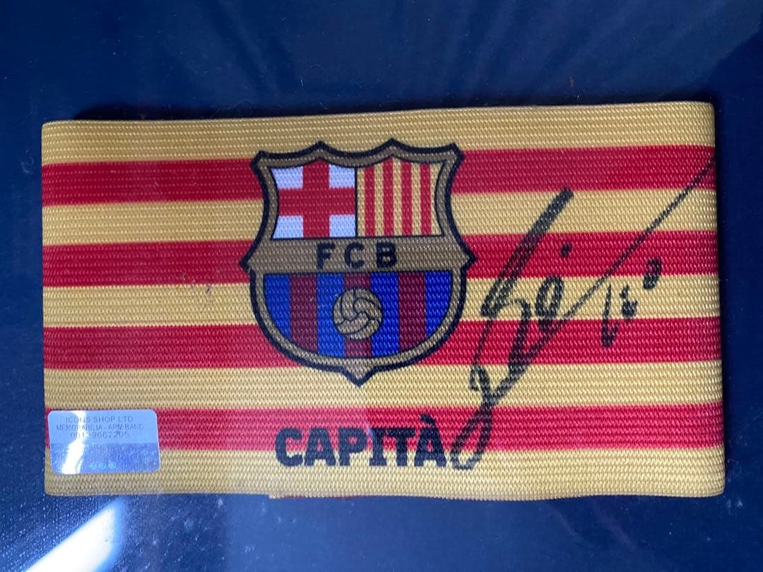 リオネル・メッシ（FCバルセロナ）サイン入りキャプテンマーク（アームバンド）