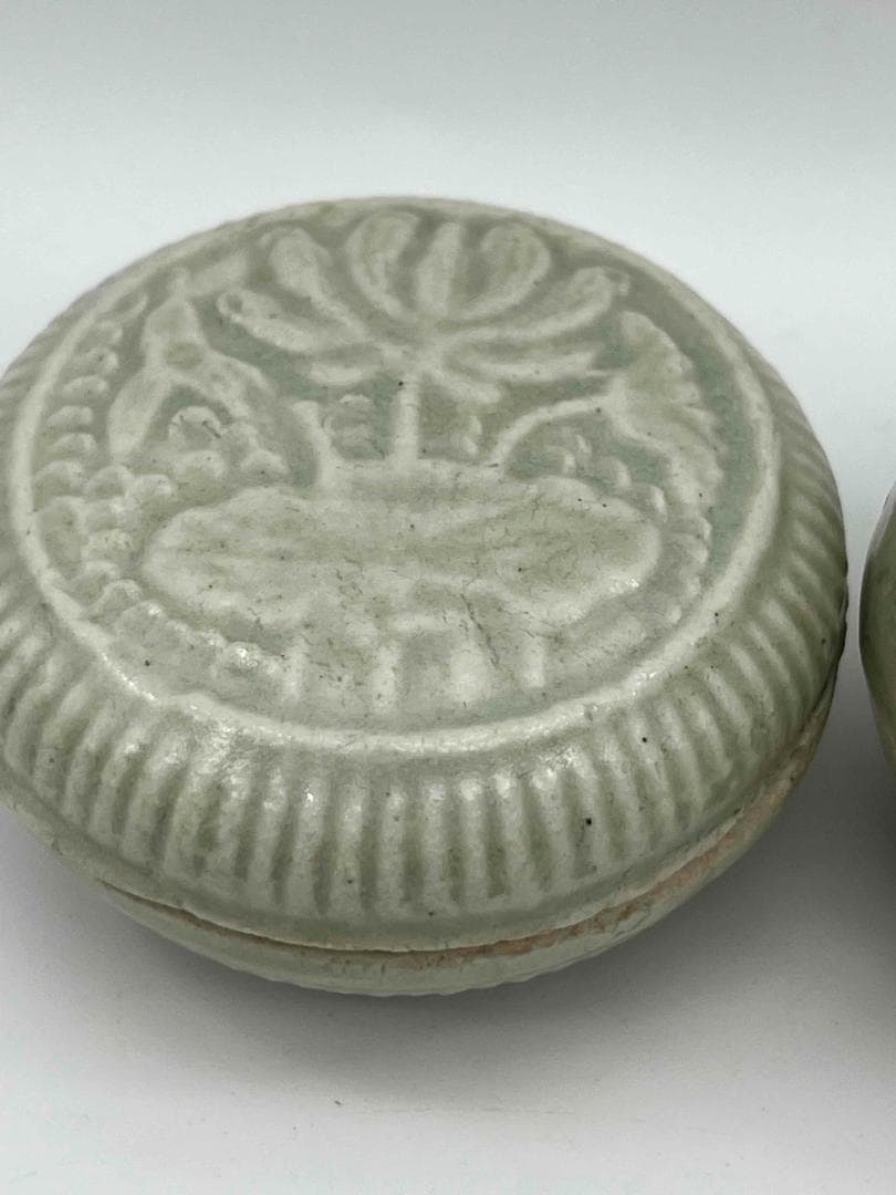 宋時代 青磁 越州窯　刻花卉文共蓋壺　蓋付き、 刻蓮花朱泥盒 香盒(F-86)