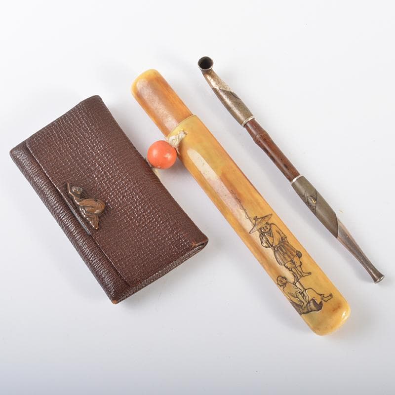 eee　彫金鳥文斑竹羅宇配管獣骨製人物刻配管入革製煙草入緒締玉BR6225