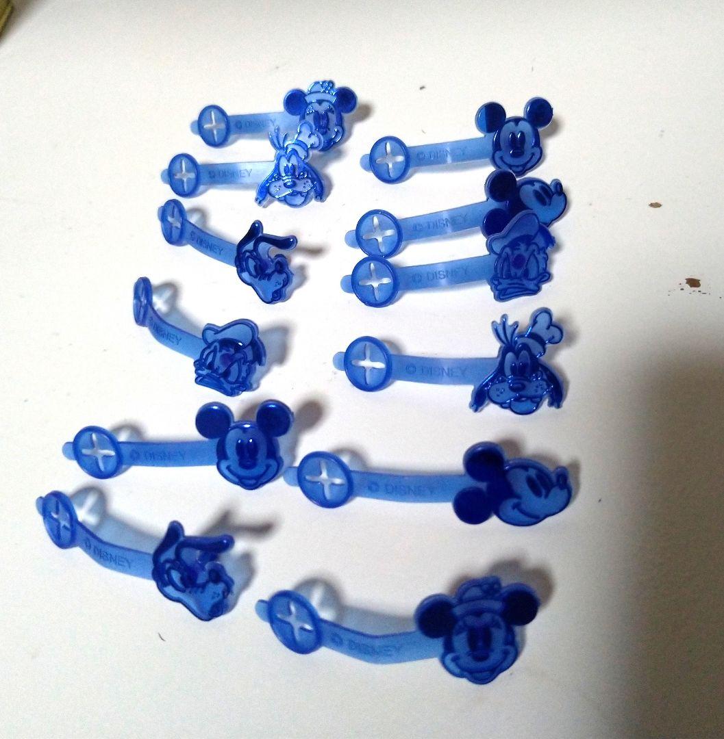 緑のプラスチックケースと青いクリップ