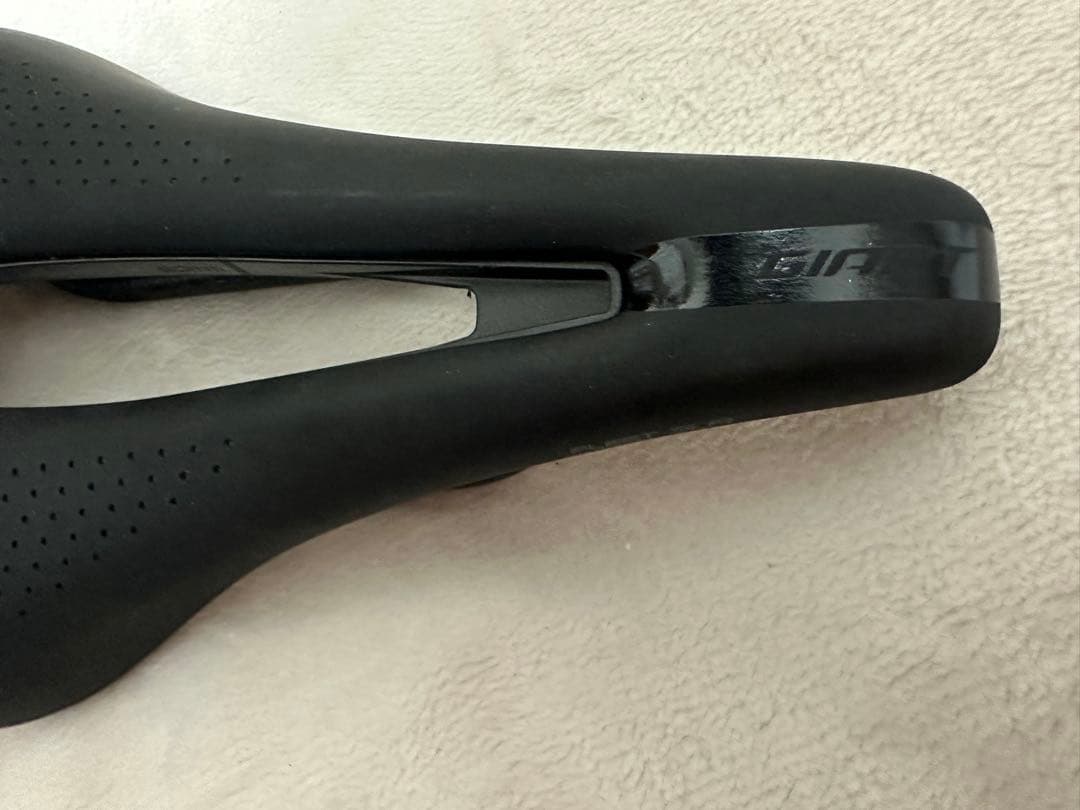 giant fleet slr カーボンサドル　新車取り外し