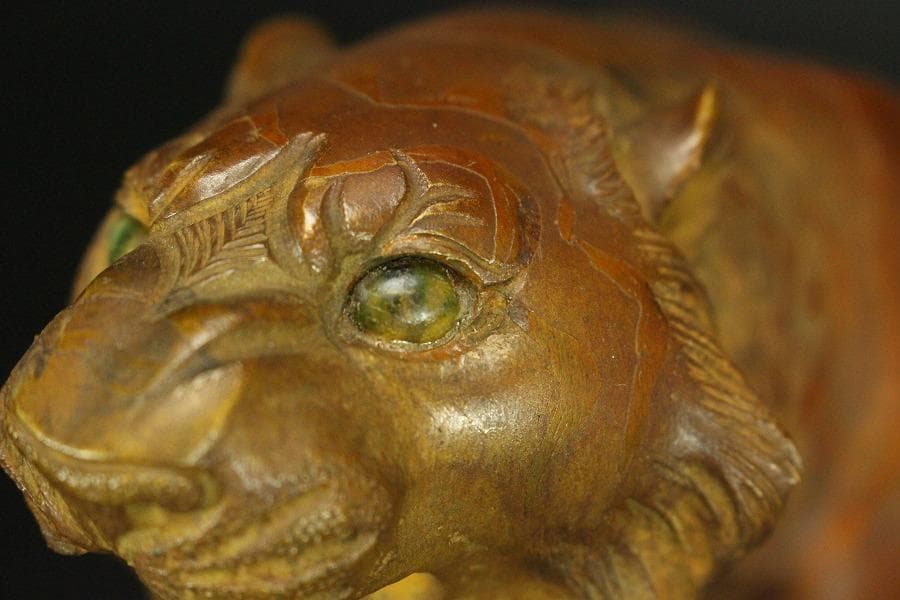 虎 置物 玉眼 銅製 躍動感(メ1339)