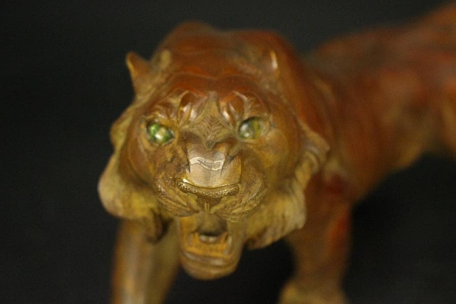 虎 置物 玉眼 銅製 躍動感(メ1339)