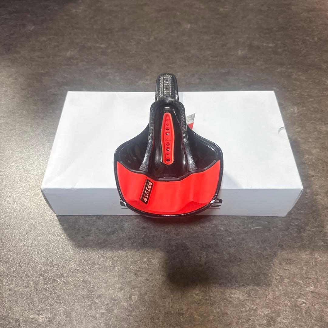 astvte サドル ブラック/レッド 箱付き