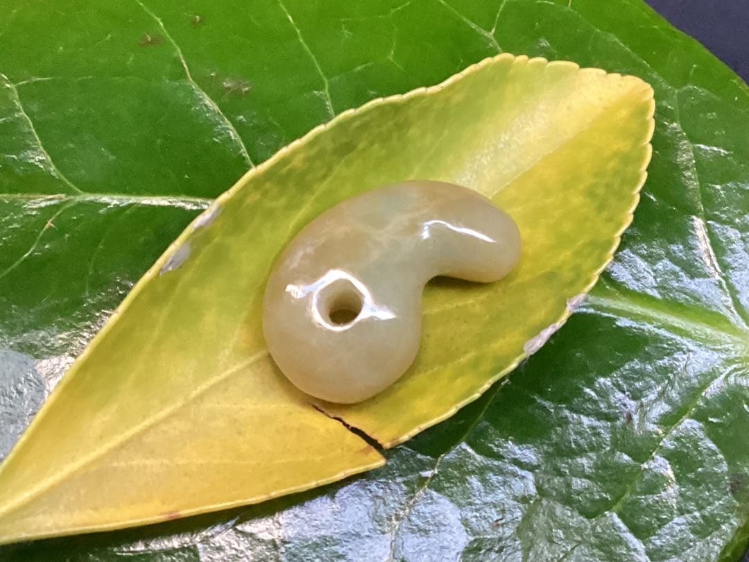 ⭕️超極上レア物　✳一番数少ない幻の幸運の黄色‼️ 糸魚川翡翠勾玉ガラス質鑑定鑑別書