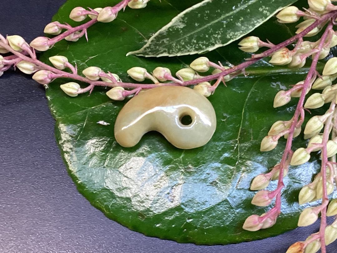 ⭕️超極上レア物　✳一番数少ない幻の幸運の黄色‼️ 糸魚川翡翠勾玉ガラス質鑑定鑑別書