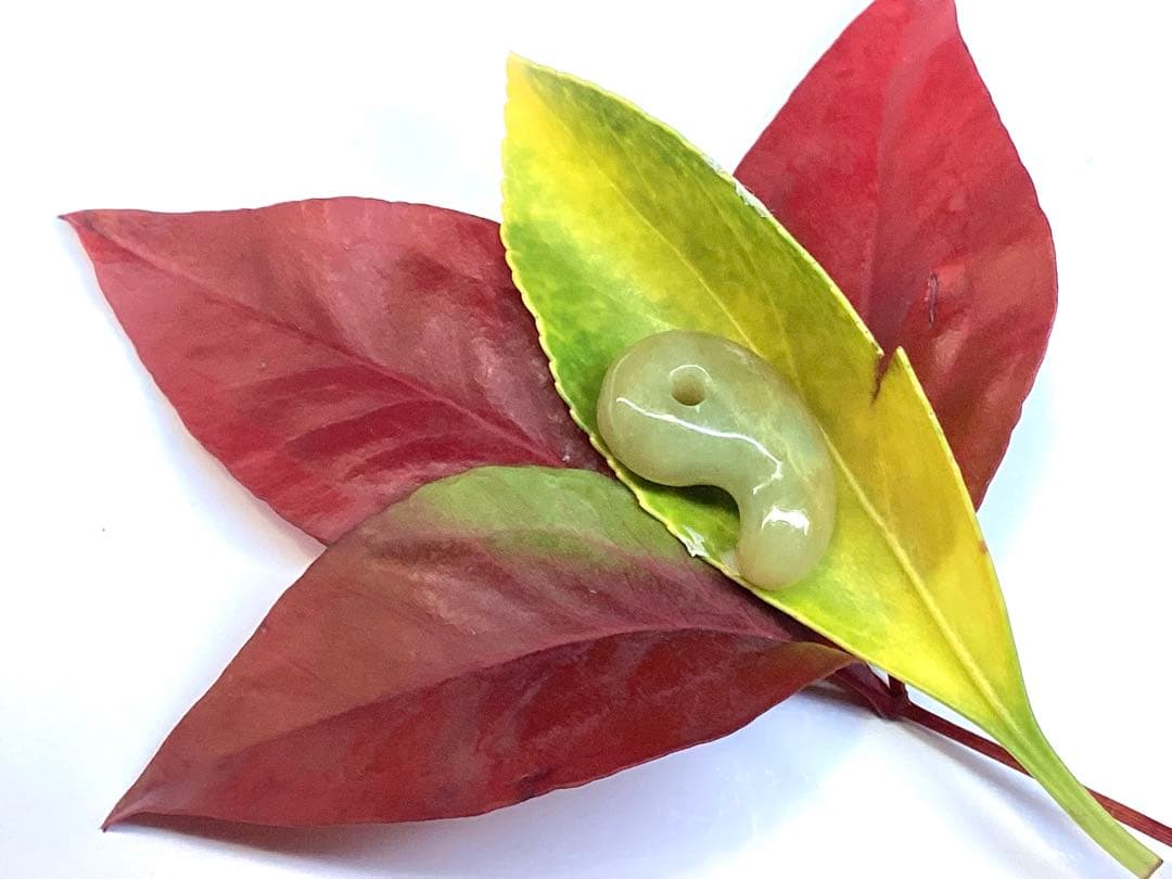 ⭕️超極上レア物　✳一番数少ない幻の幸運の黄色‼️ 糸魚川翡翠勾玉ガラス質鑑定鑑別書