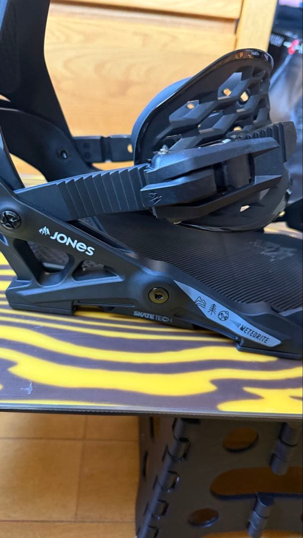 定価　61600円　JONES ビンディング　メテオライト　ブラックMEDIUM