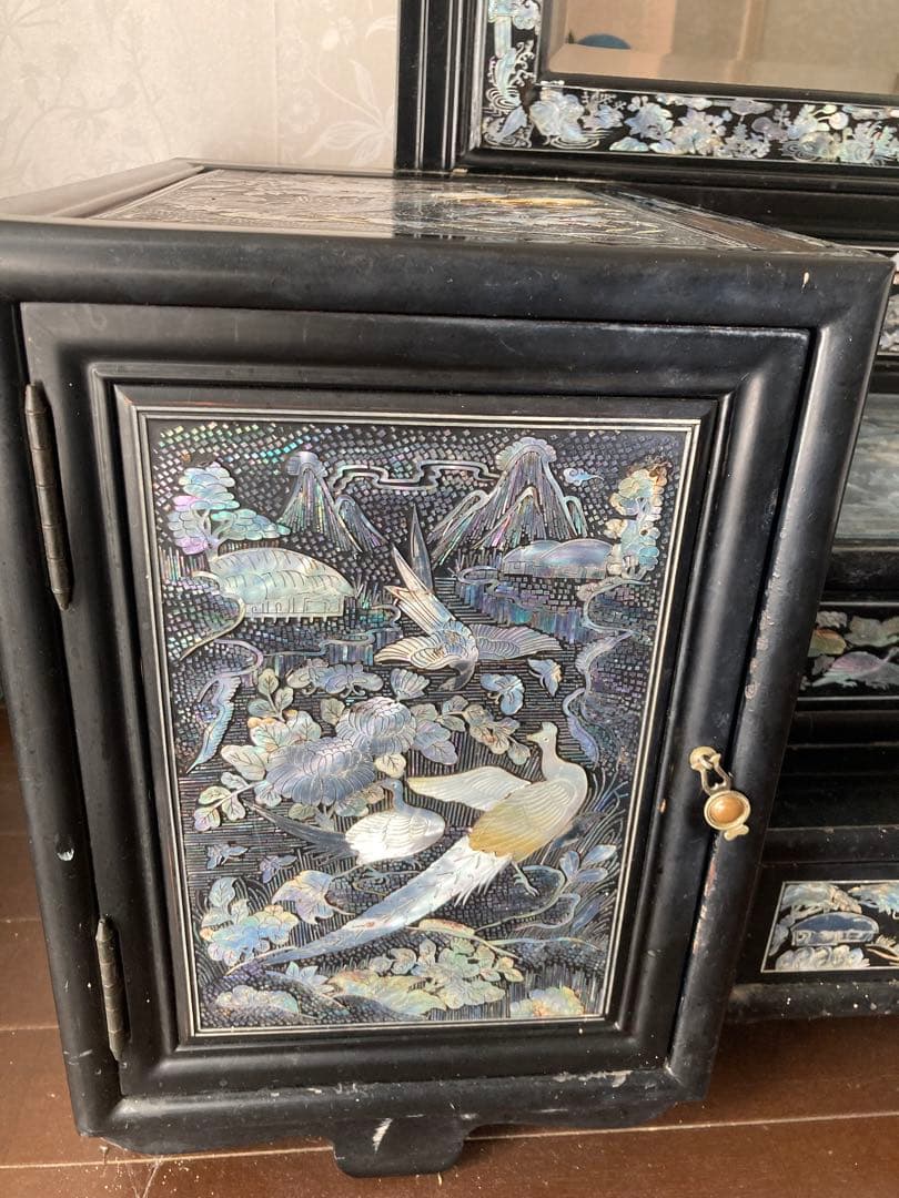 螺鈿の鏡台です 愛着のある品物ですので宜しくお願い致します