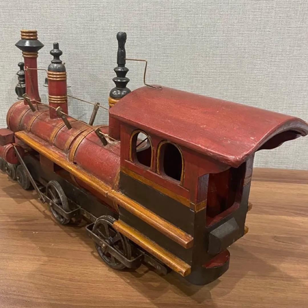 サイドのモデルウッドの列車の機関車