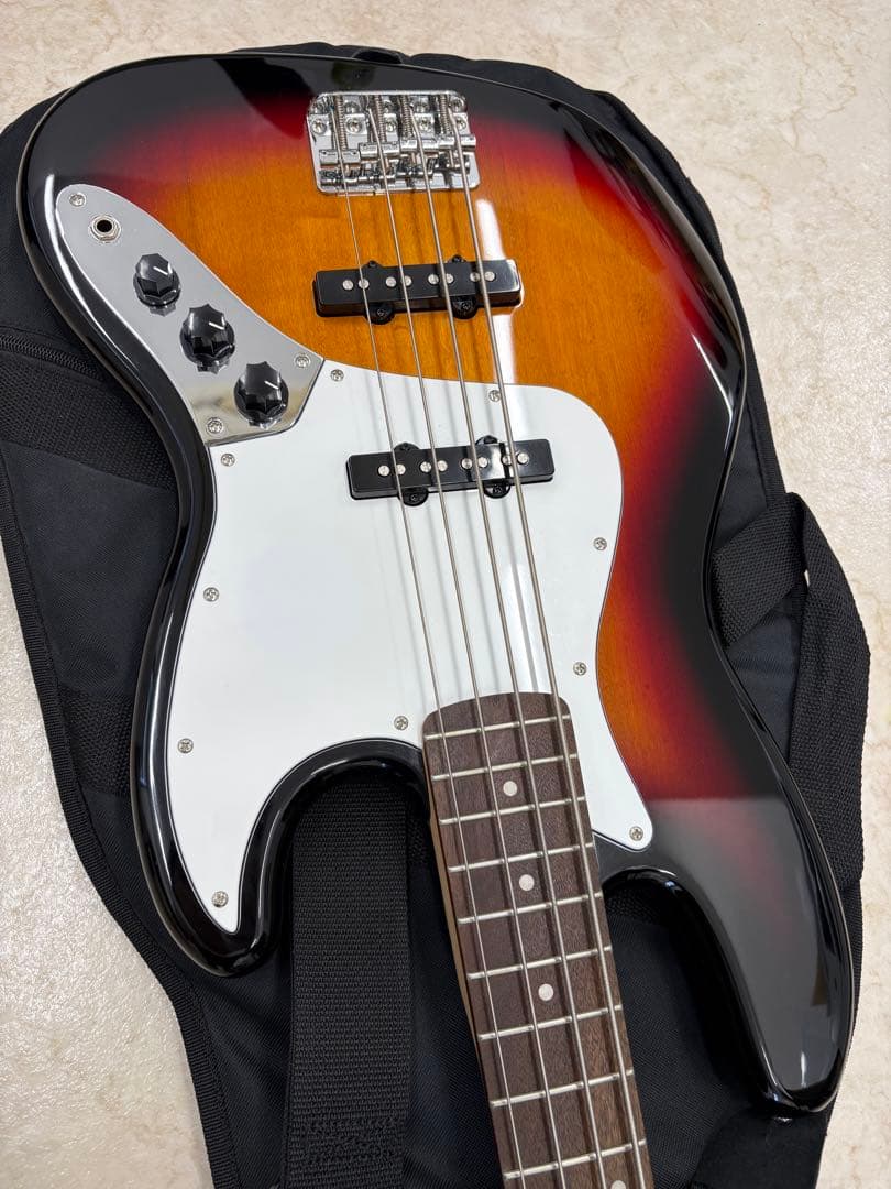 Squier Jazz Bass ベース　fender ケース付き