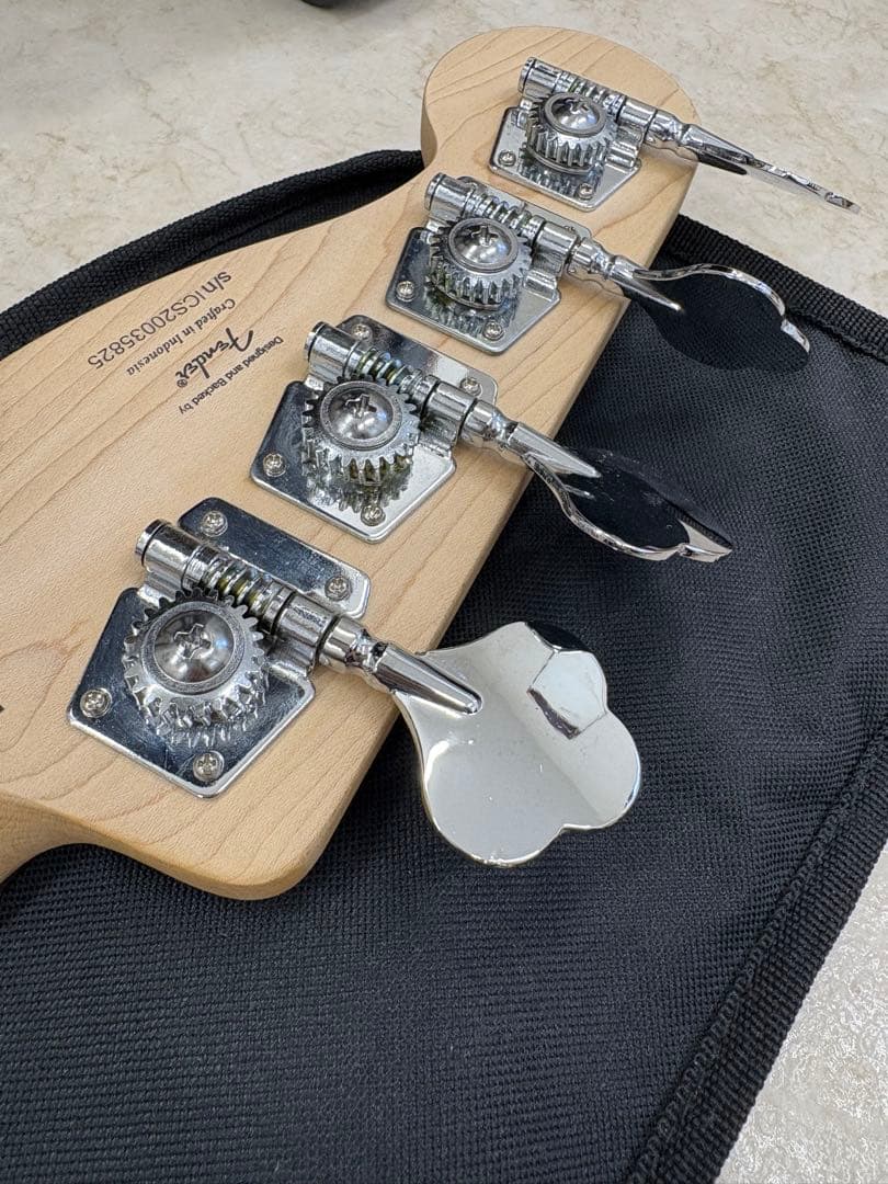 Squier Jazz Bass ベース　fender ケース付き