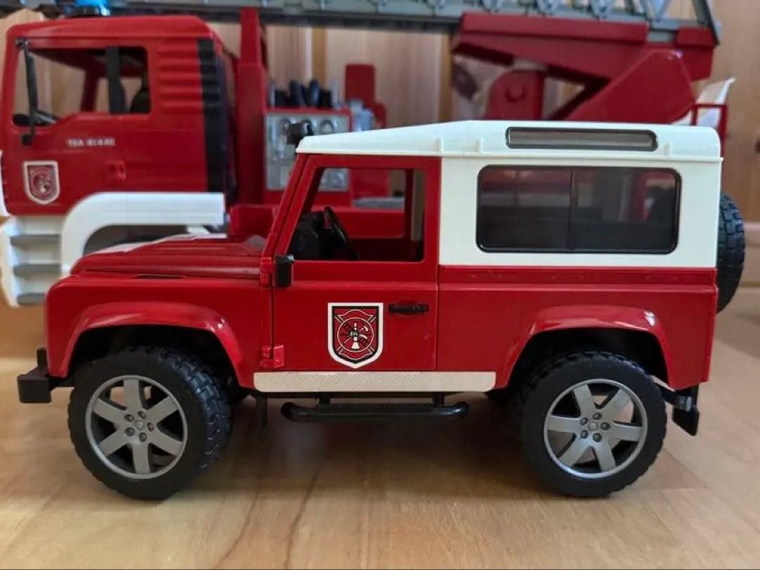 Bruder ブルーダー 消防車　ランドローバー　ショベルカー　おまけ付き