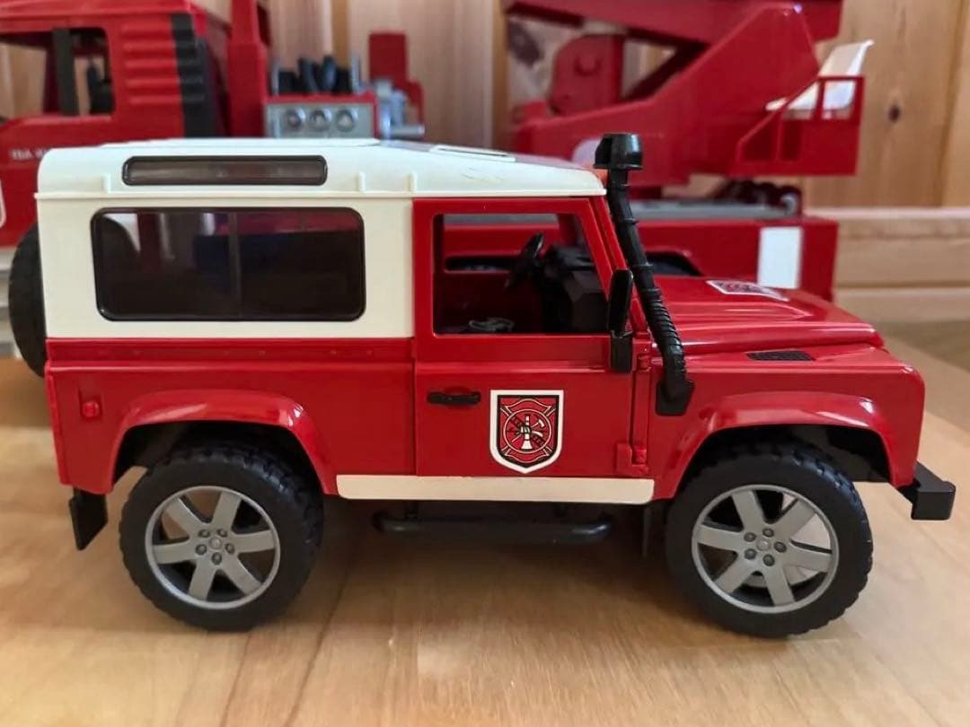 Bruder ブルーダー 消防車　ランドローバー　ショベルカー　おまけ付き